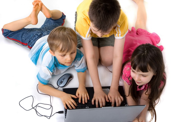 children with laptop