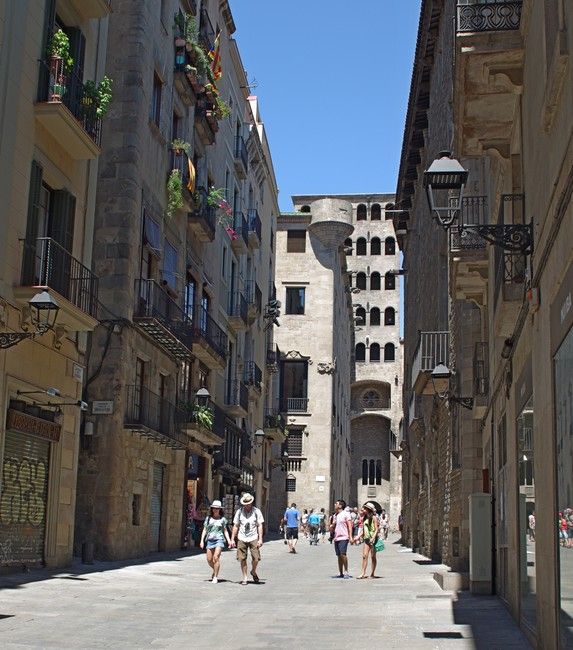 Walks in Barcelona: the main pedestrian street