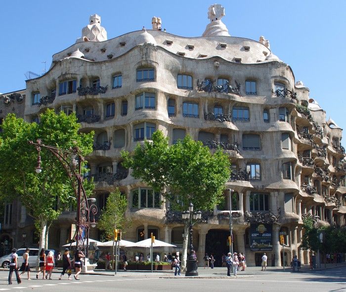 Walks in Barcelona: the main pedestrian street