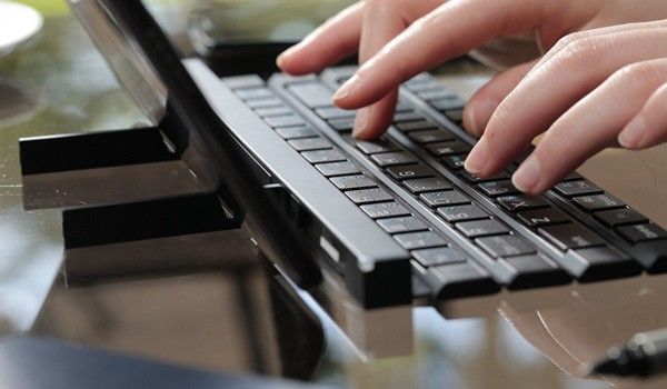 LG Rolly Keyboard: Folding Bluetooth-Keyboard with Stand for tablet