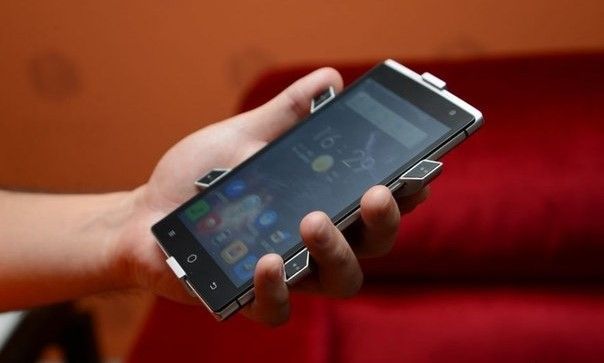Takee 1: the world's first holographic smartphone for $129.99
