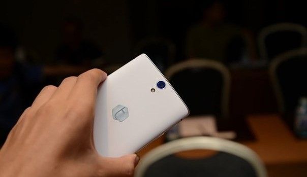 Takee 1: the world's first holographic smartphone for $129.99