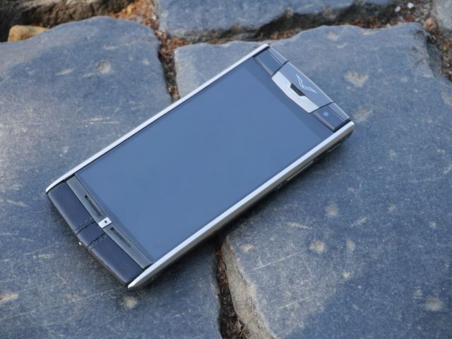 Review Vertu Signature Touch. Expensive and very powerful smartphone