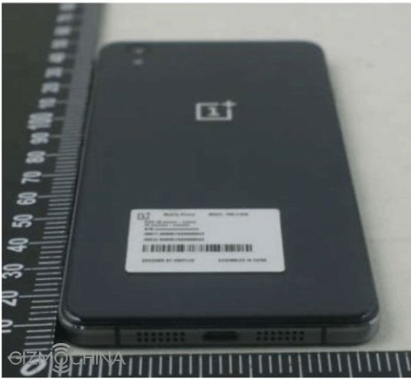 Smartphone OnePlus X in the style of iPhone 4
