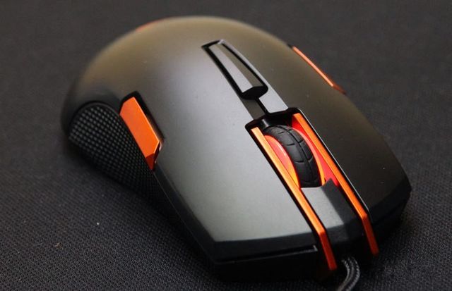 Review Cougar 250M. Functional gaming mouse for lefties and righties