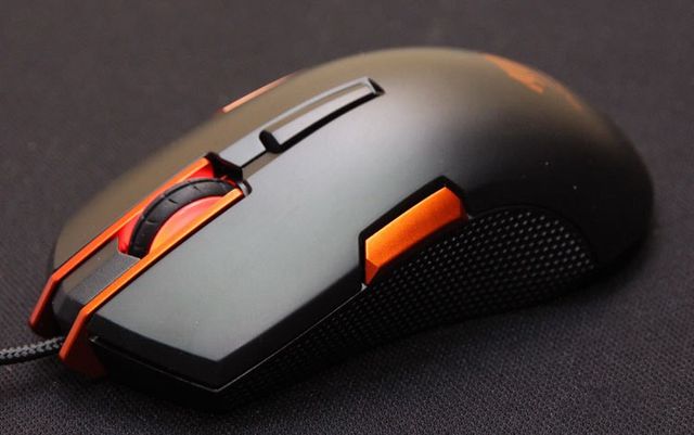 Review Cougar 250M. Functional gaming mouse for lefties and righties