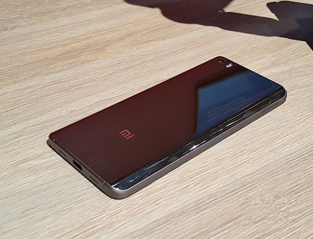Review Xiaomi Mi5: cheap flagship 2016