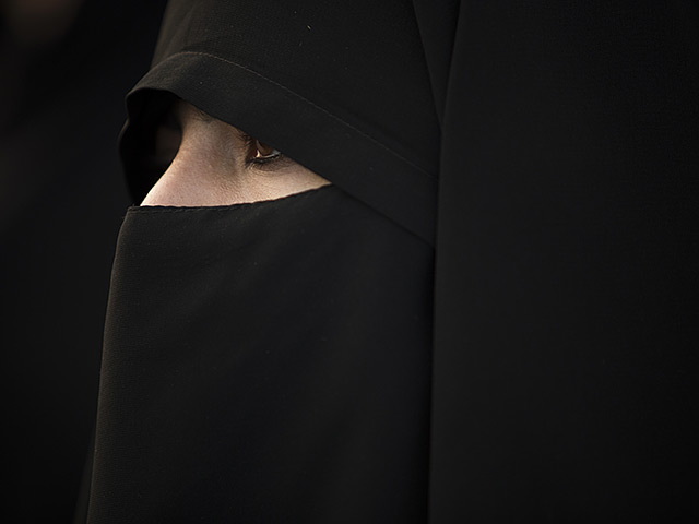 French intelligence told about a hundred young girls, have joined the "IG", one of them a Jew