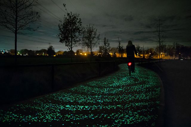 This luminous bike path reminiscent of paintings by Van Gogh. Eyeful Daan Roozegaarde!