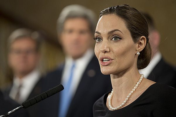 Angelina Jolie showed "Unbroken" to the Pope