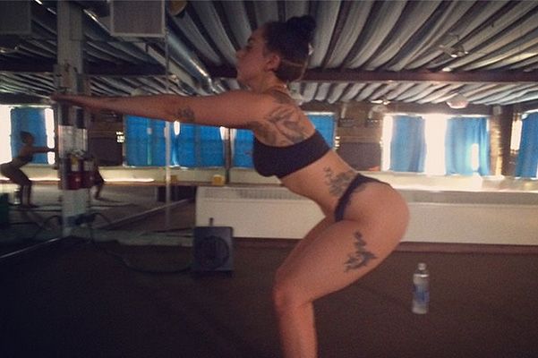 Lady Gaga has shown its flexibility on all the new pictures in Instagram