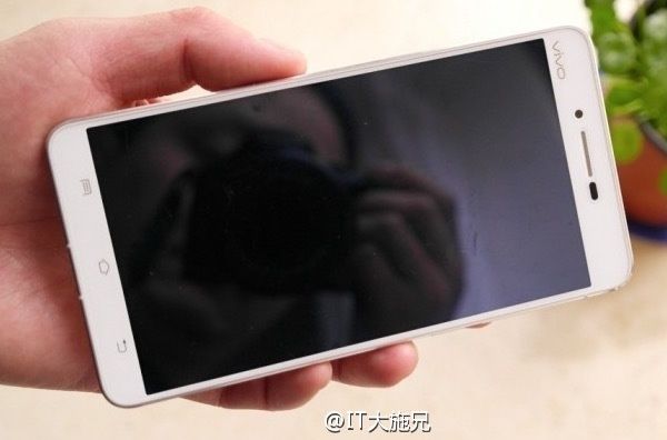 Vivo Xplay 5S: "live" photos of the Chinese leader