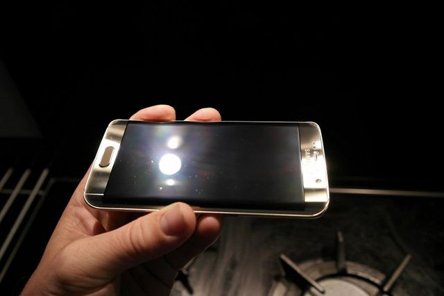 Branded accessories SAMSUNG scratch the screen of flagships