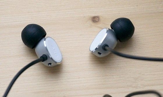 akg headphones which is left and right