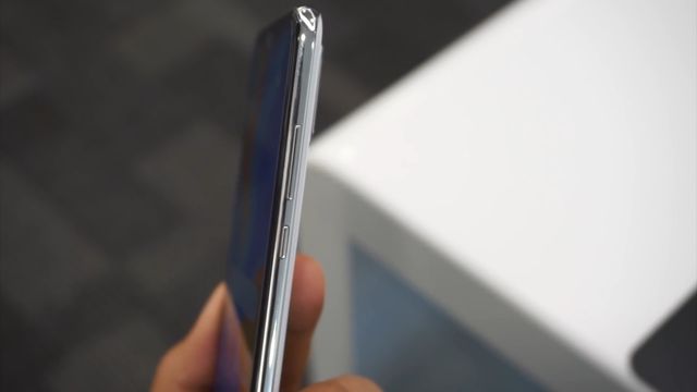 The Huawei Nova 4e has a 3.5mm audio jack on the bottom edge, so you can listen to music through your favorite wired headphones. Below is also a USB Type-C port. The power button and volume rocker, as usual, are located on the right side. By the way, Huawei smartphone does not support microSD. You can only use internal memory.